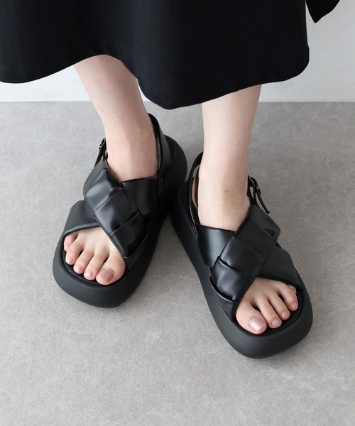 BLUEEAST（ブルーイースト）の「クロスベルト厚底コンフォートサンダル（サンダル・レディース・アイボリー/ブラック・MEDIUM/LARGE）」の12枚目の写真