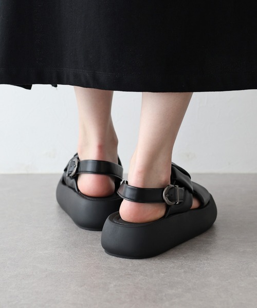 BLUEEAST（ブルーイースト）の「クロスベルト厚底コンフォートサンダル（サンダル・レディース・アイボリー/ブラック・MEDIUM/LARGE）」の14枚目の写真