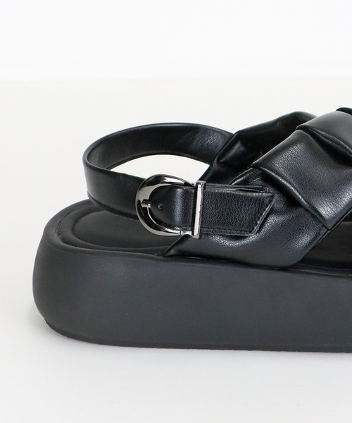 BLUEEAST（ブルーイースト）の「クロスベルト厚底コンフォートサンダル（サンダル・レディース・アイボリー/ブラック・MEDIUM/LARGE）」の7枚目の写真