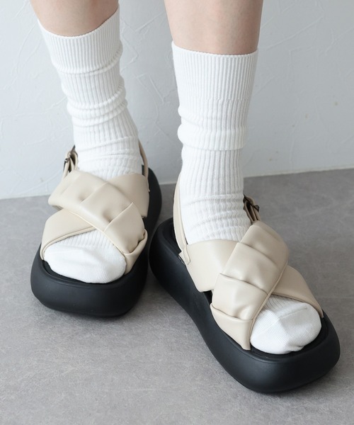 BLUEEAST（ブルーイースト）の「クロスベルト厚底コンフォートサンダル（サンダル・レディース・アイボリー/ブラック・MEDIUM/LARGE）」の16枚目の写真