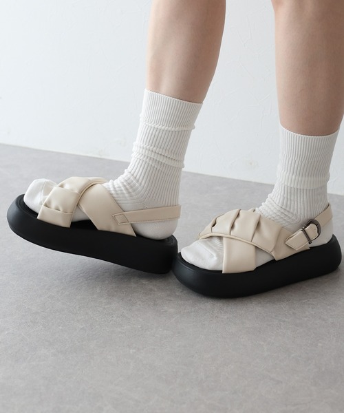 BLUEEAST（ブルーイースト）の「クロスベルト厚底コンフォートサンダル（サンダル・レディース・アイボリー/ブラック・MEDIUM/LARGE）」の18枚目の写真