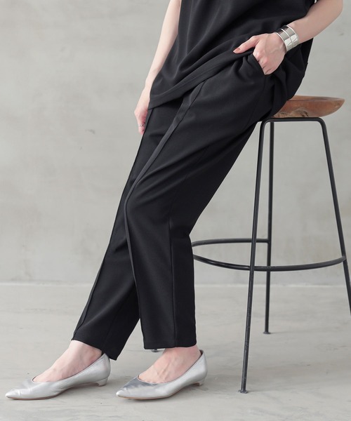 n'OrLABEL(ノアールレーベル)の「【機能素材】『ピンタックテーパードパンツ』(その他パンツ・レディース・ブラック/チャコール・2/1)」の1枚目の写真