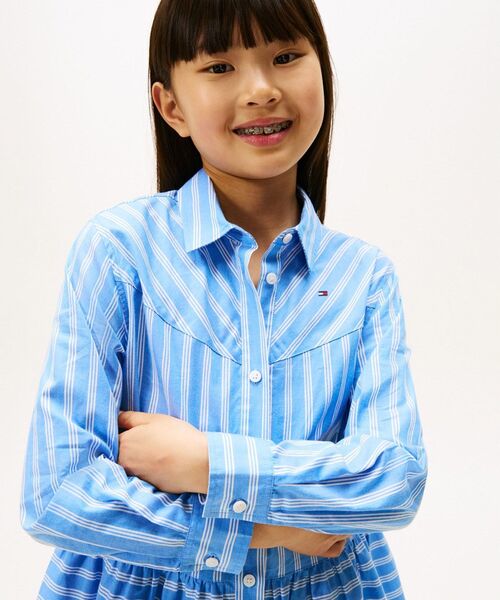 TOMMY HILFIGER（トミーヒルフィガー）の「GIRLS ストライプシャツワンピース（ワンピース・レディース・ライトブルー・140cm/150cm/130cm/160cm）」の2枚目の写真