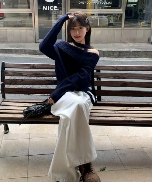Mejoul(メジュール)の「チョーカーオフショルケーブルニット(ニット/セーター・レディース・ネイビー/グレー・F)」の7枚目の写真
