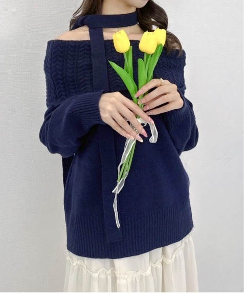 Mejoul(メジュール)の「チョーカーオフショルケーブルニット(ニット/セーター・レディース・ネイビー/グレー・F)」の13枚目の写真