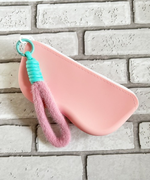 DiamondHearts（ダイヤモンドハーツ）の「もふもふストラップ付きシリコンメガネケース（メガネ・レディース・ライトブルー/グレー/グリーン/ピンク・FREE）」の4枚目の写真