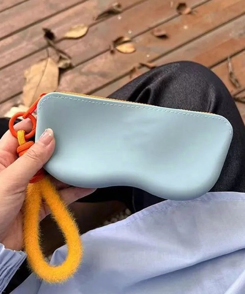 DiamondHearts（ダイヤモンドハーツ）の「もふもふストラップ付きシリコンメガネケース（メガネ・レディース・ライトブルー/グレー/グリーン/ピンク・FREE）」の3枚目の写真