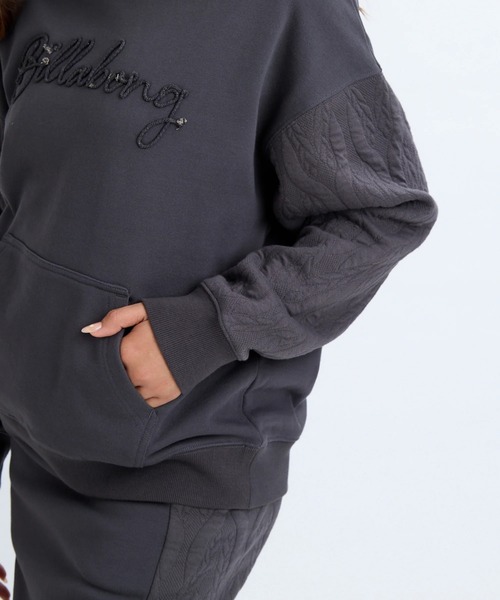 BILLABONG（ビラボン）の「BILLABONG レディース QUILT MIX LOOSE FIT セットアップ パーカー【LOOSE FIT】 【2025年秋冬モデル/ビラボンセットアップ対応スリーブ切り替えデザインプルオーバーパーカー・フーディー（パーカー・レディース・ブラウン系その他/オフホワイト/ホワイト・LARGE/MEDIUM）」の8枚目の写真