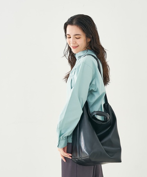 collex（コレックス）の「2WAY底マチワイド レザーライクワンショルダーバッグ（トートバッグ・レディース・アイボリー/ブラック/ゴールド・フリー）」の12枚目の写真