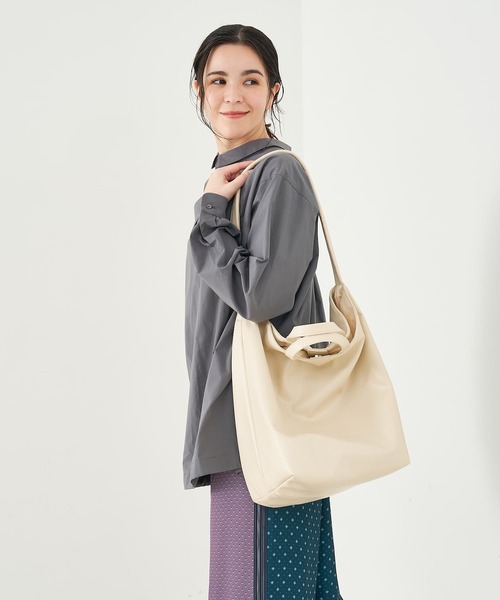 collex（コレックス）の「2WAY底マチワイド レザーライクワンショルダーバッグ（トートバッグ・レディース・アイボリー/ブラック/ゴールド・フリー）」の14枚目の写真