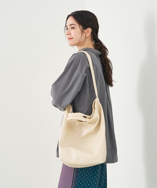 collex（コレックス）の「2WAY底マチワイド レザーライクワンショルダーバッグ（トートバッグ・レディース・アイボリー/ブラック/ゴールド・フリー）」の18枚目の写真