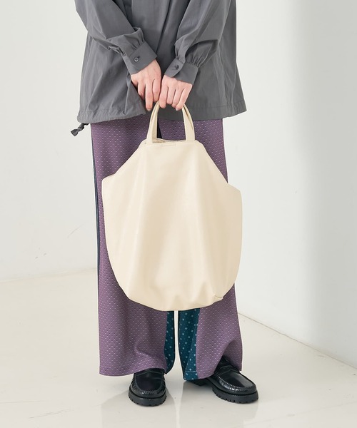 collex（コレックス）の「2WAY底マチワイド レザーライクワンショルダーバッグ（トートバッグ・レディース・アイボリー/ブラック/ゴールド・フリー）」の17枚目の写真