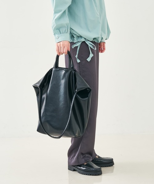 collex（コレックス）の「2WAY底マチワイド レザーライクワンショルダーバッグ（トートバッグ・レディース・アイボリー/ブラック/ゴールド・フリー）」の13枚目の写真