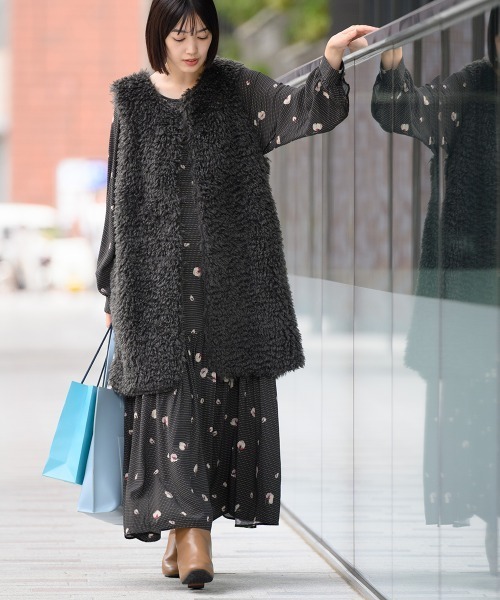 OMNES（オムネス）の「ノーカラープードルファーロングジレベスト（ベスト・レディース・ブラウン/ダークグレー/ベージュ・FREE）」の5枚目の写真