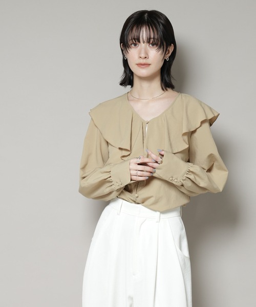 NANO universe(ナノユニバース)の「ビンテージポプリンラッフルカラーブラウス(シャツ/ブラウス・レディース・ブラック/ホワイト/ベージュ・FREE)」の1枚目の写真