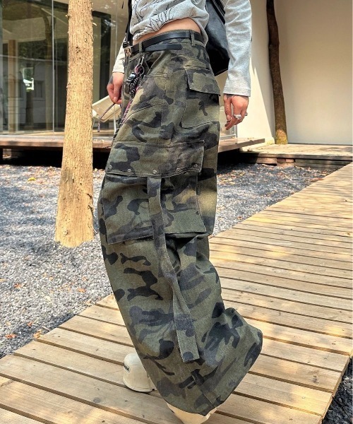 セール】カモフラ柄ワイドカーゴパンツ（カーゴパンツ）｜ViViDAY