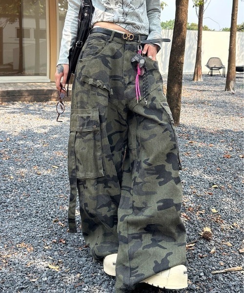 セール】カモフラ柄ワイドカーゴパンツ（カーゴパンツ）｜ViViDAY