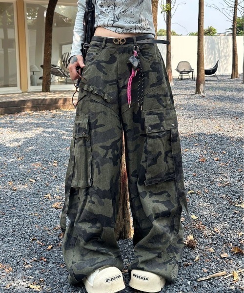 セール】カモフラ柄ワイドカーゴパンツ（カーゴパンツ）｜ViViDAY