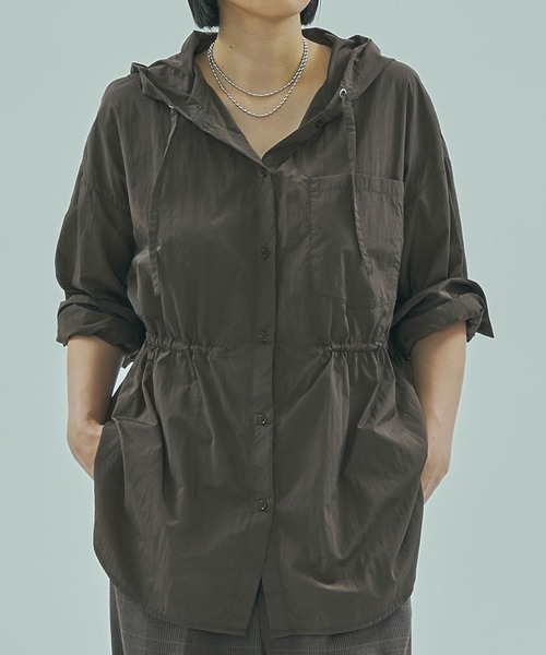 ROSE BUD（ローズバッド）の「LIGHT HOODED SHIRT（シャツ/ブラウス・レディース・ブラック/ブラウン・ONE SIZE）」の2枚目の写真