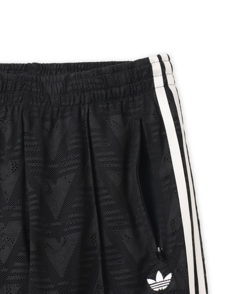adidas(アディダス)の「adidas FIREBIRD CLASSIC LACE TRACK PANTS / アディダス ファイヤーバード クラシック レース トラックパンツ(その他パンツ・レディース・ブラック・S/L/M)」の4枚目の写真