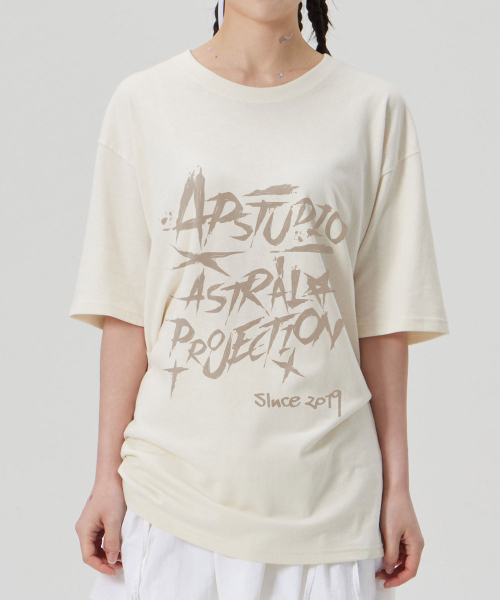 ASTRAL PROJECTION（アストラルプロジェクション）の「[ラフレタリング]コットンルーズフィット半袖Tシャツ_バターミルク（Tシャツ/カットソー・メンズ・その他・LARGE/MEDIUM/X-LARGE/XX-LARGE）」の3枚目の写真
