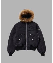 THEMUSEUMVISITOR（ザミュージアムビジター）の「FUR HOOD METAL LOGO MA-1 JUMPER (BLACK)（MA-1・メンズ）」