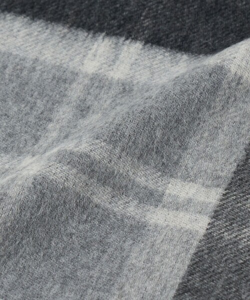 UNITED ARROWS（ユナイテッドアローズ）の「カシミヤ リバーシブル チェックマフラー（マフラー・メンズ・ブラック/オレンジ/レッド/ネイビー・FREE）」の7枚目の写真