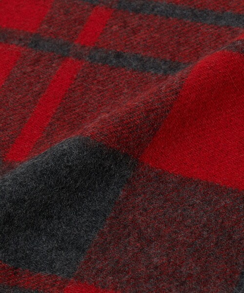 UNITED ARROWS（ユナイテッドアローズ）の「カシミヤ リバーシブル チェックマフラー（マフラー・メンズ・ブラック/オレンジ/レッド/ネイビー・FREE）」の12枚目の写真