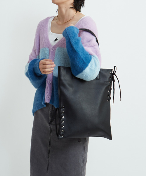 CONVERSE TOKYO（コンバーストウキョウ）の「LACE-UP FLAT TOTE BAG（トートバッグ・レディース・シルバー/ブラック・FREE）」の4枚目の写真