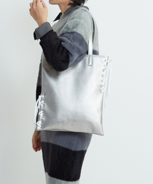 CONVERSE TOKYO（コンバーストウキョウ）の「LACE-UP FLAT TOTE BAG（トートバッグ・レディース・シルバー/ブラック・FREE）」の6枚目の写真
