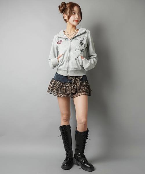SPINNS(スピンズ)の「ツノ付きモックネックタイトジップパーカー/クロスプリント/平成ギャル(パーカー・レディース・グレー/カーキ・ONESIZE)」の17枚目の写真
