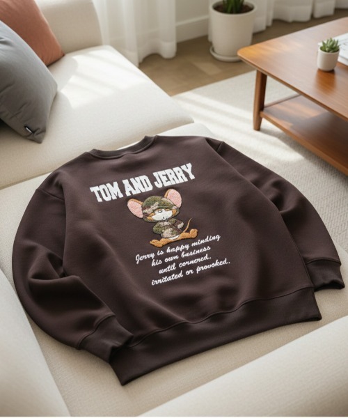 Tom&Jerry(トムアンドジェリー)の「【TOM&JERRY/トムとジェリー】リップルダンボール アップリケ&サガラ刺繍クルーネックトレーナー/ユニセックス(スウェット・レディース・ブラック/オフホワイト/アイボリー系/Black/オートミール/ブラウン・MEDIUM/LARGE)」の4枚目の写真