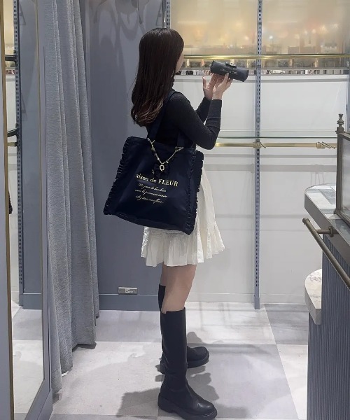 Maison de FLEUR（メゾンドフルール）の「サテンフリルスクエアトートバッグ（トートバッグ・レディース・ブラック/ピンク/ラベンダー/ネイビー・FREE）」の20枚目の写真