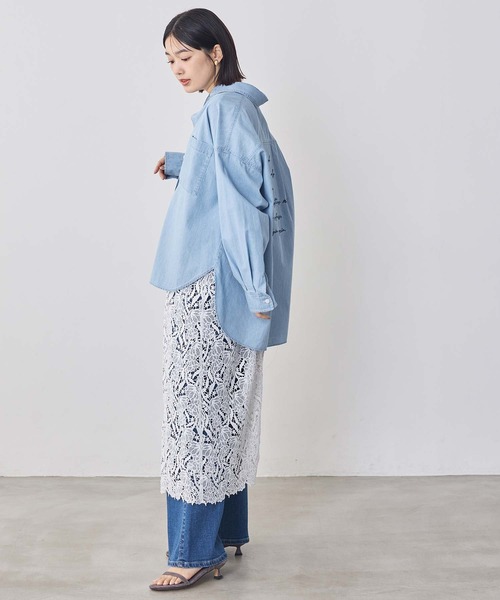 Gready Brilliant（グレディブリリアン）の「バックロゴ刺繍シャツ（シャツ/ブラウス・レディース・オフホワイト/インディゴブルー・38）」の14枚目の写真