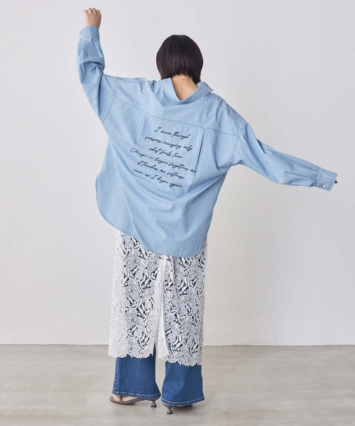 Gready Brilliant（グレディブリリアン）の「バックロゴ刺繍シャツ（シャツ/ブラウス・レディース・オフホワイト/インディゴブルー・38）」の15枚目の写真