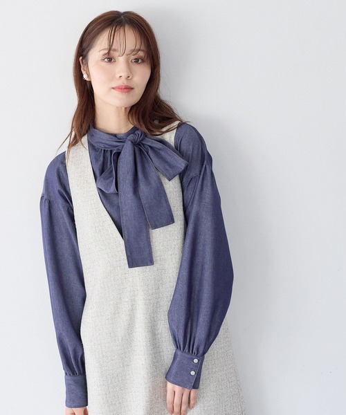 Andemiu（アンデミュウ）の「デニムボウタイブラウス641623（シャツ/ブラウス・レディース・ブルー/ネイビー・FREE）」の2枚目の写真