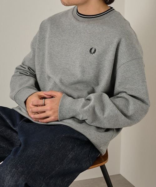 FRED PERRY(フレッドペリー)の「【FRED PERRY】OVERSIZED TIPPED SWEATSHIRT M3497/オーバーサイズド ティップド スウェットシャツ(スウェット・メンズ・ブラック/グレー/ブラウン・L/M/S)」の3枚目の写真
