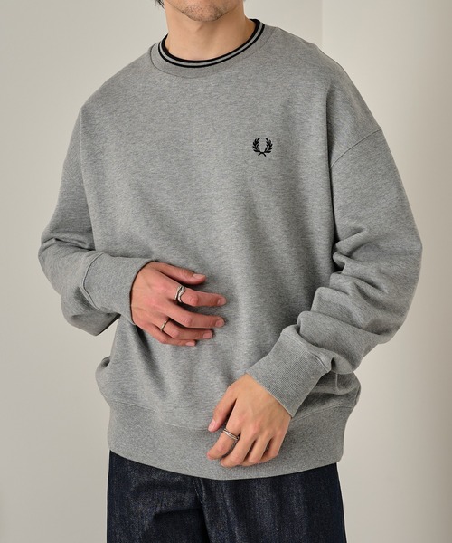 FRED PERRY(フレッドペリー)の「【FRED PERRY】OVERSIZED TIPPED SWEATSHIRT M3497/オーバーサイズド ティップド スウェットシャツ(スウェット・メンズ・ブラック/グレー/ブラウン・L/M/S)」の17枚目の写真