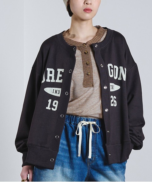 ROSE BUD（ローズバッド）の「COLLEGE LOGO CARDIGAN（カーディガン/ボレロ・レディース・チャコールグレー/ライトグレー/ブルー・ONE SIZE）」の2枚目の写真