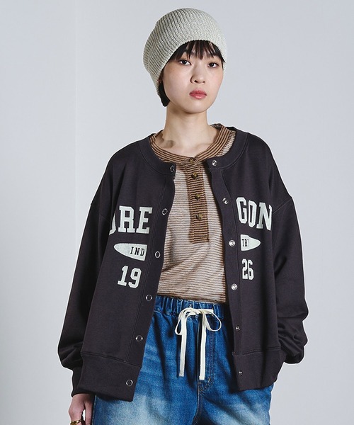 ROSE BUD（ローズバッド）の「COLLEGE LOGO CARDIGAN（カーディガン/ボレロ・レディース・チャコールグレー/ライトグレー/ブルー・ONE SIZE）」の4枚目の写真
