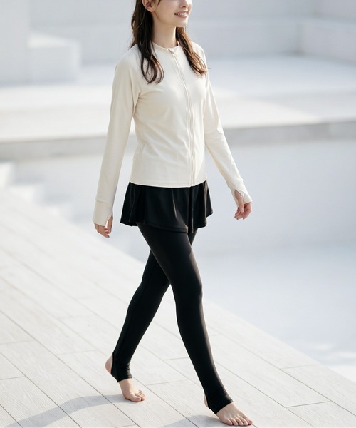 Catherine Cottage(キャサリンコテージ)の「1枚で着られる!ラッシュガード×トレンカ一体型ショートパンツ 水着セット(junior・lady's)(水着・キッズ・サックスブルー/ブラック系/アイボリー系1/ネイビー/ネイビー系/ブラック/アイボリー系3/アイボリー系2・M/160/150/140)」の4枚目の写真