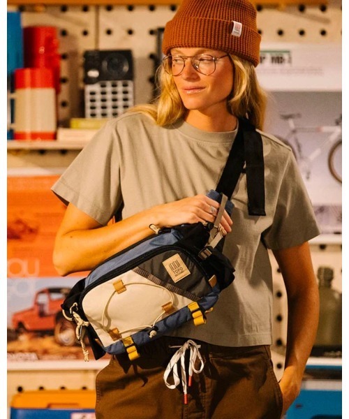 TOPO DESIGNS(トポデザインズ)の「GO OUT掲載モデル【TOPO DESIGNS】MOUNTAIN HYDRO HIP PACK(ボディバッグ/ウエストポーチ・レディース・グレー/ブラック/イエロー・ONE SIZE)」の1枚目の写真
