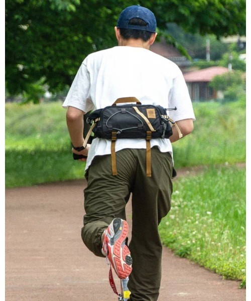 TOPO DESIGNS(トポデザインズ)の「GO OUT掲載モデル【TOPO DESIGNS】MOUNTAIN HYDRO HIP PACK(ボディバッグ/ウエストポーチ・レディース・グレー/ブラック/イエロー・ONE SIZE)」の2枚目の写真