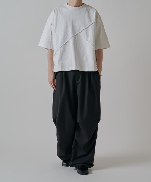 Lui's（ルイス）の「【Neucon】REBUILD SEAM WIDE SHORT TEE / リビルド切替ワイドショートTシャツ（Tシャツ/カットソー・メンズ・ホワイト/ブラック/グレー・1/2）」の4枚目の写真