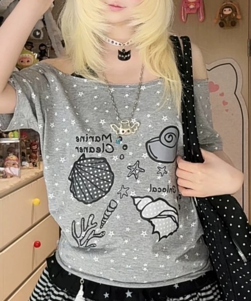 Sibra（シブラ）の「シェルプリント星柄オフショル風ルーズTシャツ（Tシャツ/カットソー・レディース・ホワイト/グレー・M）」の9枚目の写真