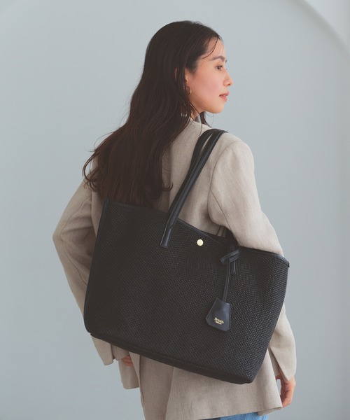 Breath TOPKAPI(ブレストプカピ)の「【Breath TOPKAPI】レザーコンビ 雑材風 シンプル トートバッグ チャーム付き A4 / 軽量(トートバッグ・レディース・ベージュ/ブラック・FREE)」の2枚目の写真