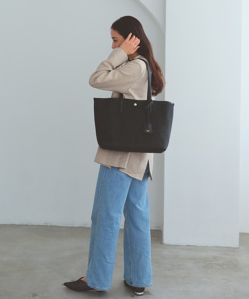 Breath TOPKAPI(ブレストプカピ)の「【Breath TOPKAPI】レザーコンビ 雑材風 シンプル トートバッグ チャーム付き A4 / 軽量(トートバッグ・レディース・ベージュ/ブラック・FREE)」の3枚目の写真