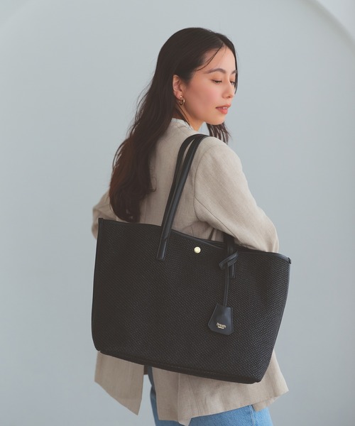 Breath TOPKAPI(ブレストプカピ)の「【Breath TOPKAPI】レザーコンビ 雑材風 シンプル トートバッグ チャーム付き A4 / 軽量(トートバッグ・レディース・ベージュ/ブラック・FREE)」の4枚目の写真