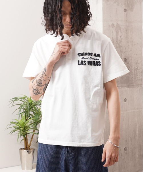 1111clothing（ワンフォークロージング）の「フロッキー刺繍 ヘンリーネック Tee / Flocky Embroidery Henley Neck Tee（Tシャツ/カットソー・メンズ・ネイビー/オフホワイト/チャコールグレー・M/L）」の2枚目の写真