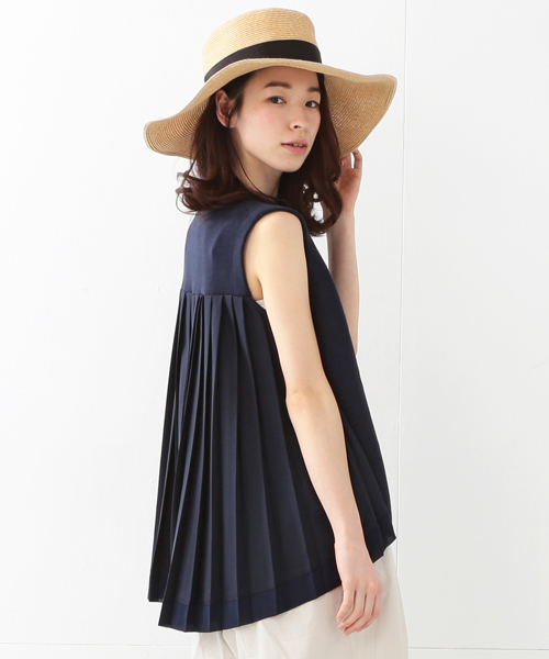 Ray BEAMS（レイビームス）の「◇【ラブリ着用】Ray BEAMS / バックタック ハイネック ネックスリーブ（ニット/セーター・レディース・オフホワイト/ネイビー・ONE SIZE）」の2枚目の写真